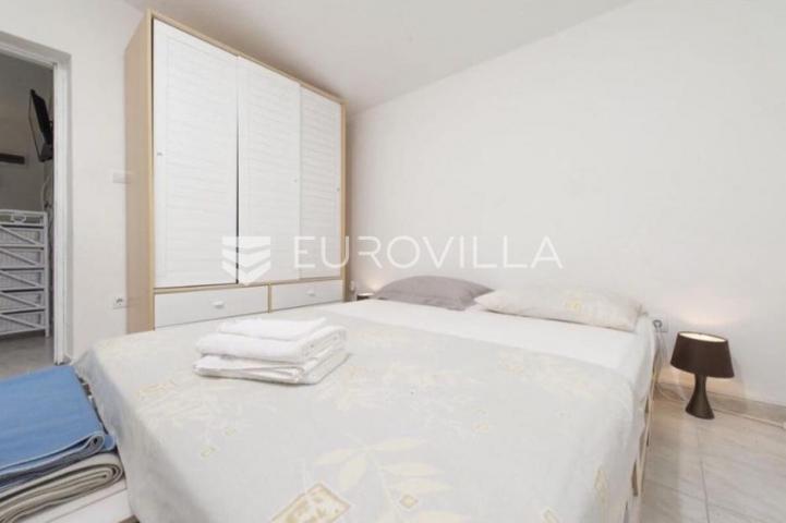 Šolta, Stomorska, samostojeća kuća površine 100 m²