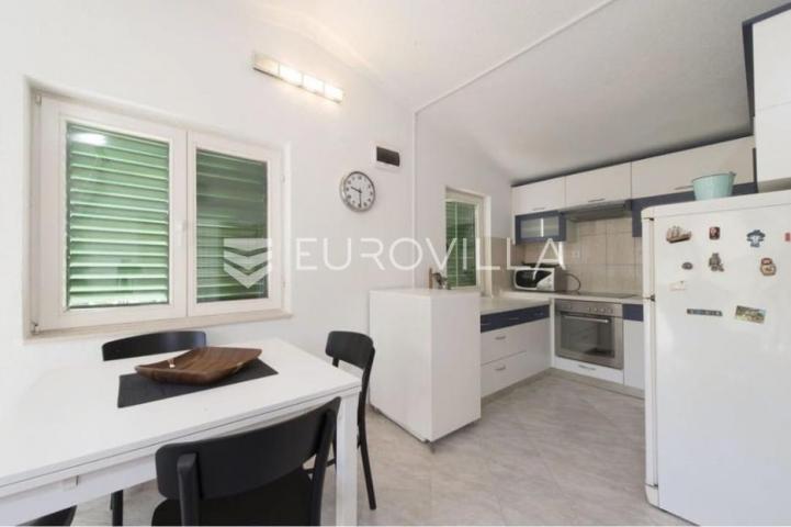 Šolta, Stomorska, samostojeća kuća površine 100 m²