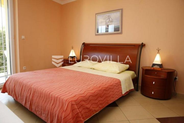 Vodice, atraktivna vila 850 m²