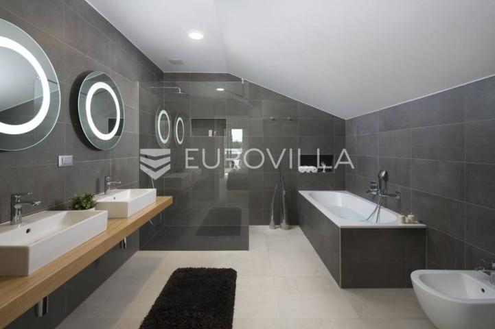 Istra, Vodnjan vila s pogledom na Brijune 499 m2  - velika okućnica