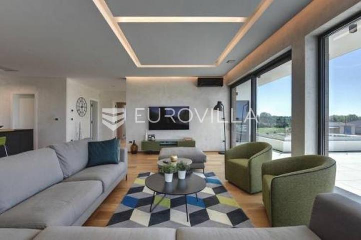 Istra, Vodnjan vila s pogledom na Brijune 499 m2  - velika okućnica