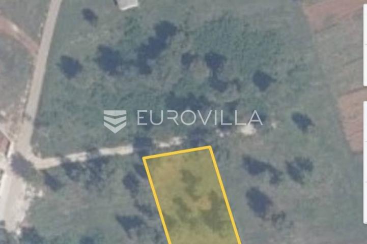 Poreč, okolica - lijepo građevinsko zemljište NKP 832 m2  + 395 m2 poljoprivredno pravilnog oblika 