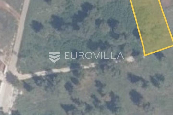 Poreč, okolica - lijepo građevinsko zemljište NKP 832 m2  + 395 m2 poljoprivredno pravilnog oblika 