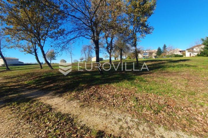 Poreč, okolica - lijepo građevinsko zemljište NKP 832 m2  + 395 m2 poljoprivredno pravilnog oblika 