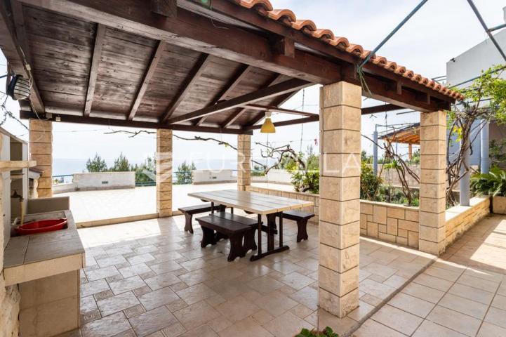 Hvar, prekrasna nekretnina na južnoj strani otoka s otvorenim pogledom na more
