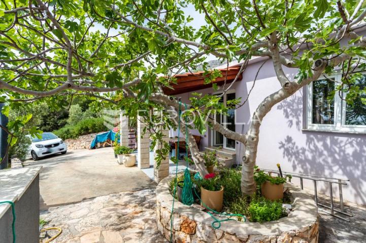Hvar, prekrasna nekretnina na južnoj strani otoka s otvorenim pogledom na more