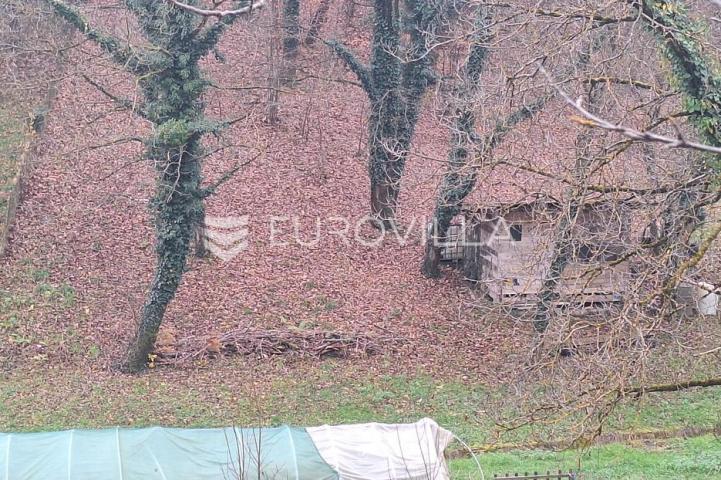 Karlovac, Zagrad, zemljište 1249 m², odlična lokacija