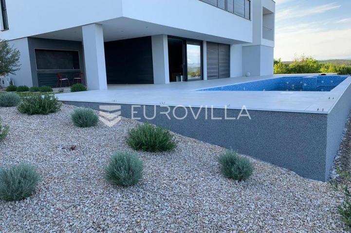 Krk, luksuzna vila od 260m2 na parceli od 885m2