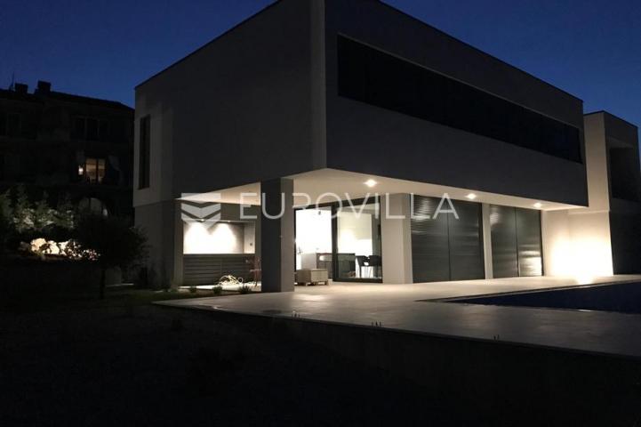 Krk, luksuzna vila od 260m2 na parceli od 885m2