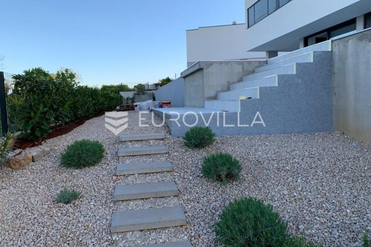 Krk, luksuzna vila od 260m2 na parceli od 885m2