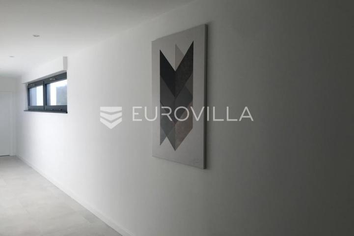 Krk, luksuzna vila od 260m2 na parceli od 885m2