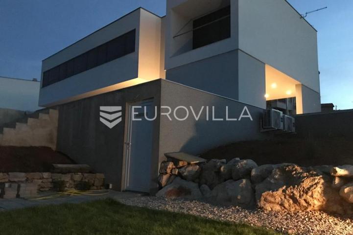 Krk, luksuzna vila od 260m2 na parceli od 885m2