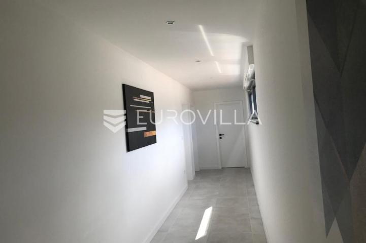 Krk, luksuzna vila od 260m2 na parceli od 885m2