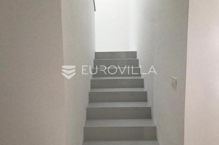 Krk, luksuzna vila od 260m2 na parceli od 885m2