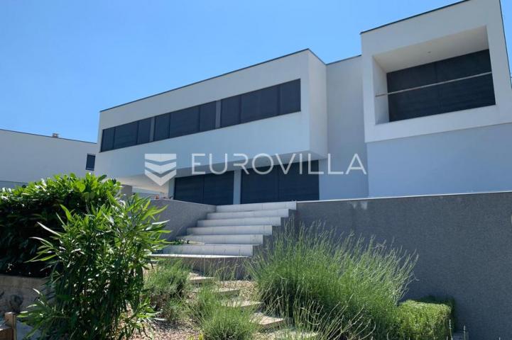 Krk, luksuzna vila od 260m2 na parceli od 885m2