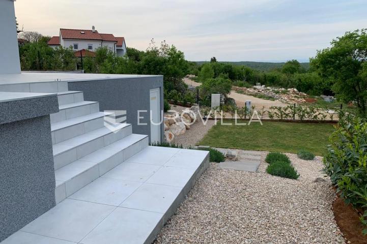 Krk, luksuzna vila od 260m2 na parceli od 885m2
