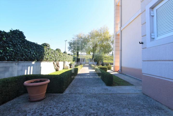 Izdavanje, Kuća, Podgorica, Zelenika, 752m2