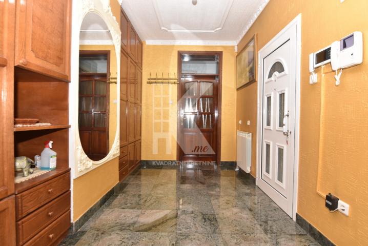 Izdavanje, Kuća, Podgorica, Zelenika, 752m2