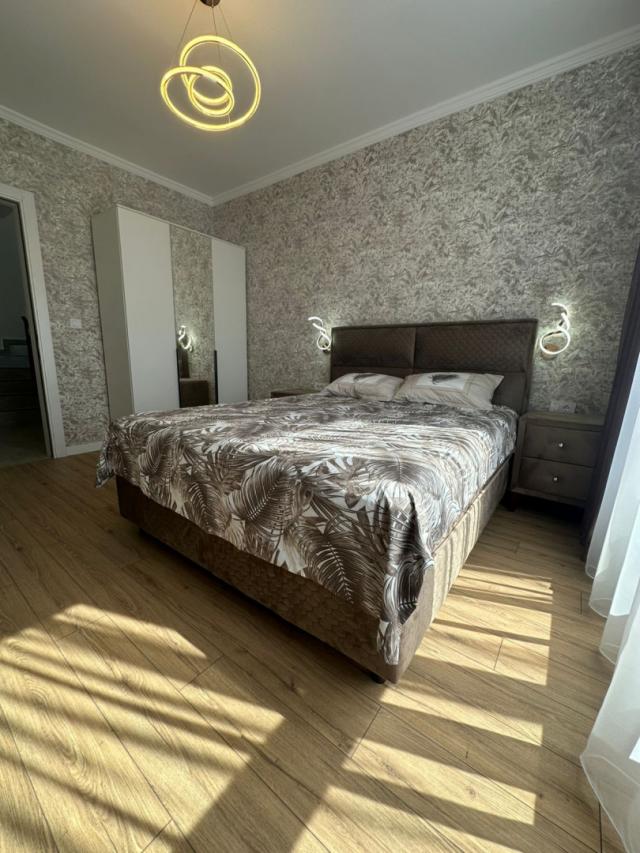 Izdavanje, Kuća, 160m2 , Kotor