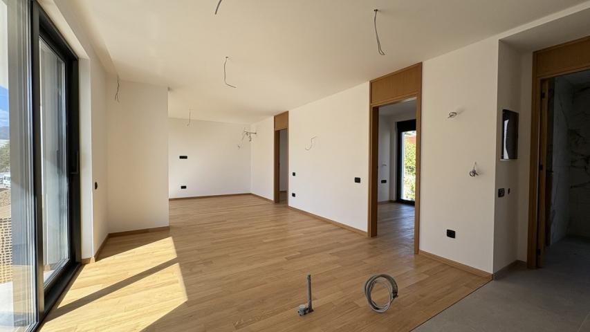 Prodaja, Stan, 61.77m2 , Tivat