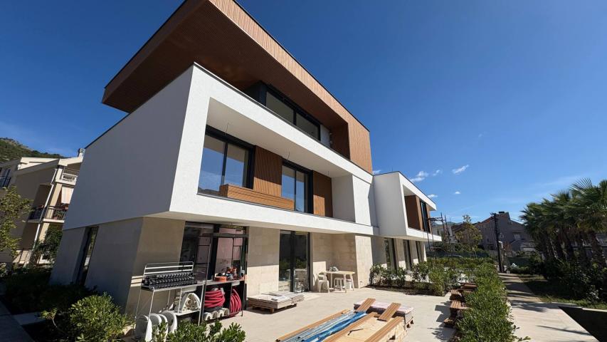Prodaja, Stan, 61.77m2 , Tivat