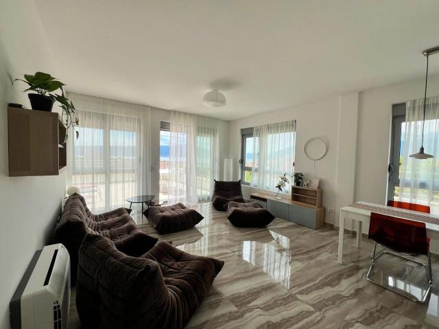 Izdavanje, Stan, 123m2 , Tivat