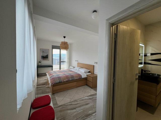Izdavanje, Stan, 123m2 , Tivat
