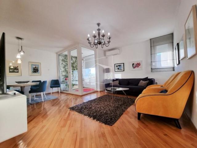 Trosoban lijepo namješten stan, 105m2, Blok 5, Podgorica