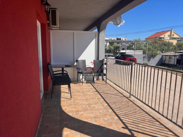 Vodice, kuća s 3 apartmana i velikom parcelom