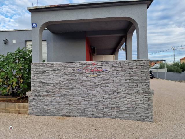 Vodice, kuća s 3 apartmana i velikom parcelom