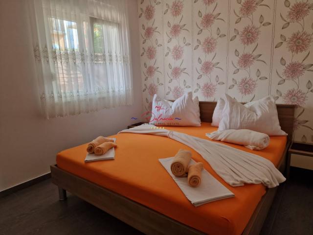 Vodice, kuća s 3 apartmana i velikom parcelom