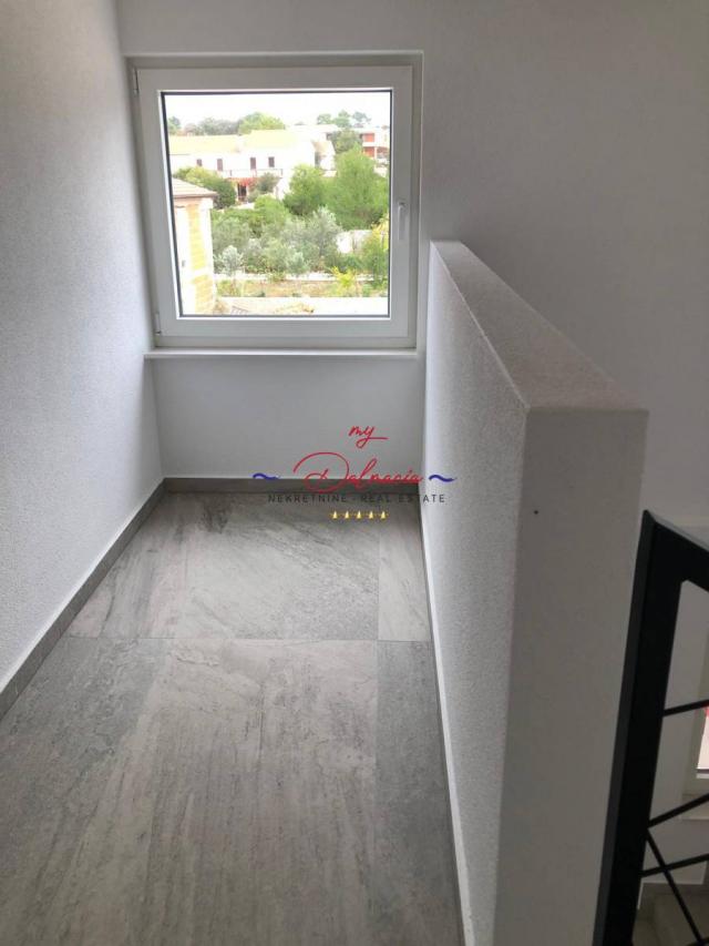 Vir, južna strana — stan u potkrovlju s pogledom na more