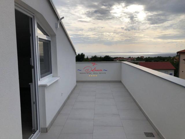 Vir, južna strana — stan u potkrovlju s pogledom na more