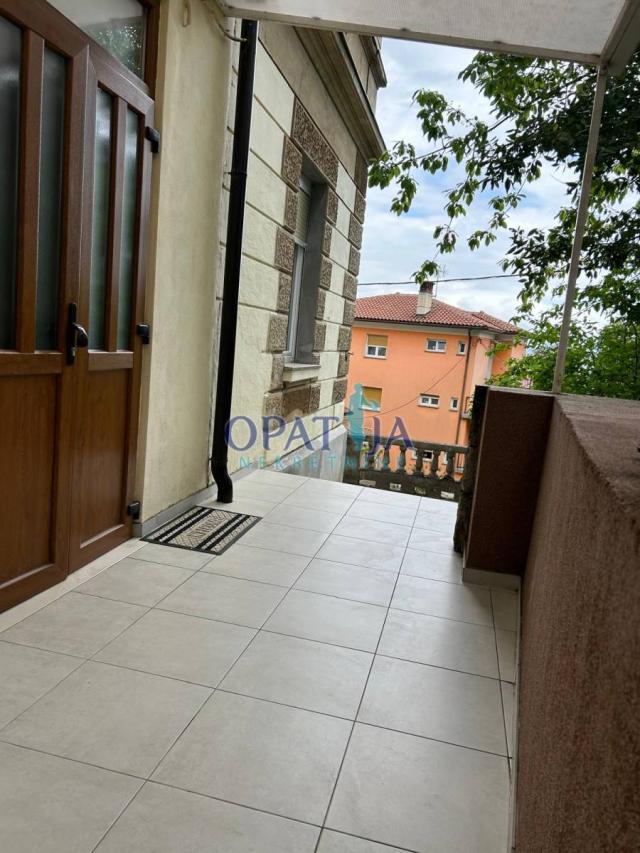 Lovran centar - prekrasan 2 sobni stan sa terasom i garažom u vili