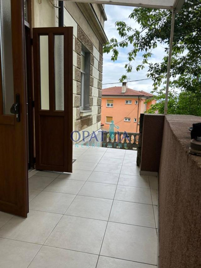 Lovran centar - prekrasan 2 sobni stan sa terasom i garažom u vili