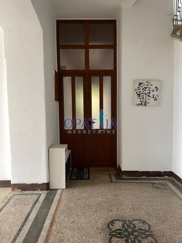Lovran centar - prekrasan 2 sobni stan sa terasom i garažom u vili