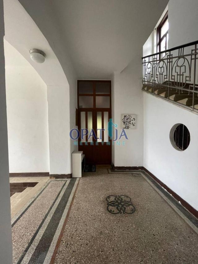 Lovran centar - prekrasan 2 sobni stan sa terasom i garažom u vili