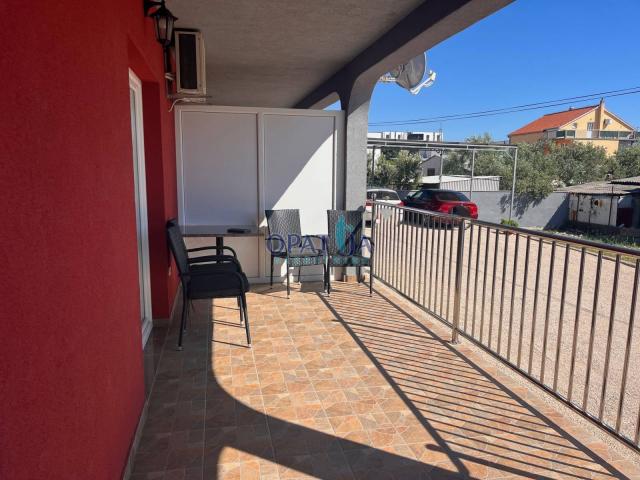 Vodice, kuća s 3 apartmana i velikom parcelom