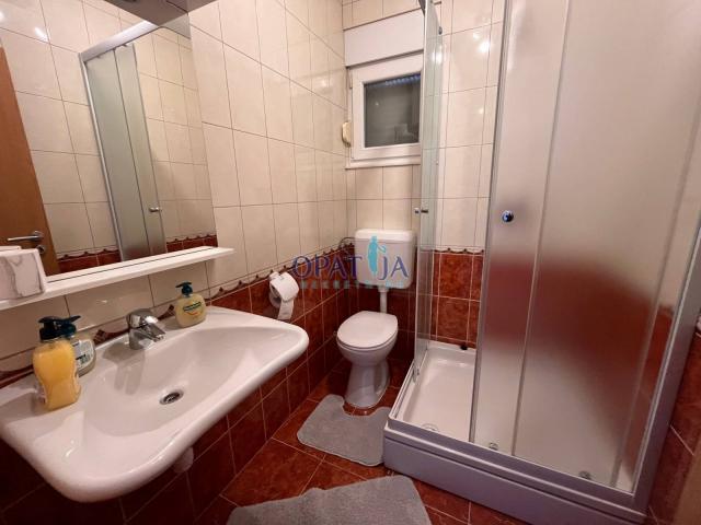 Vodice, kuća s 3 apartmana i velikom parcelom