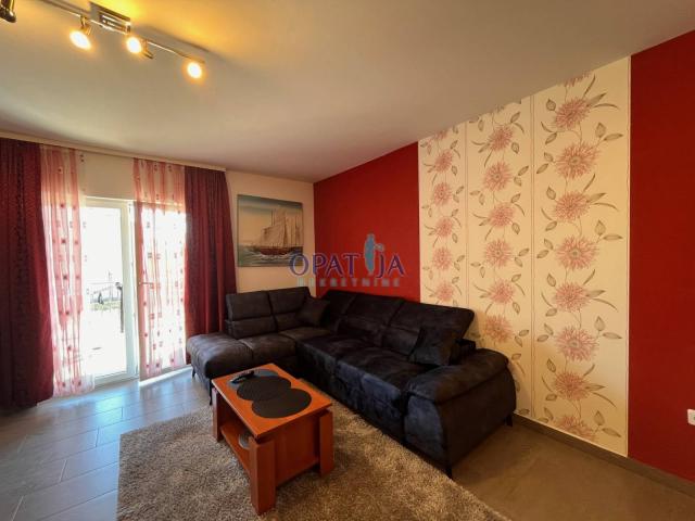 Vodice, kuća s 3 apartmana i velikom parcelom