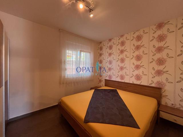 Vodice, kuća s 3 apartmana i velikom parcelom