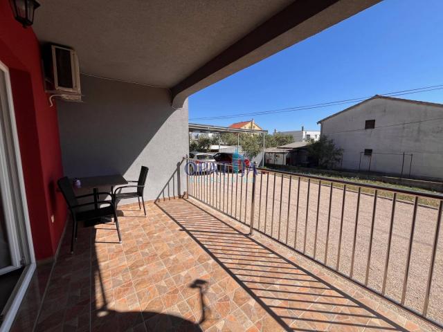 Vodice, kuća s 3 apartmana i velikom parcelom