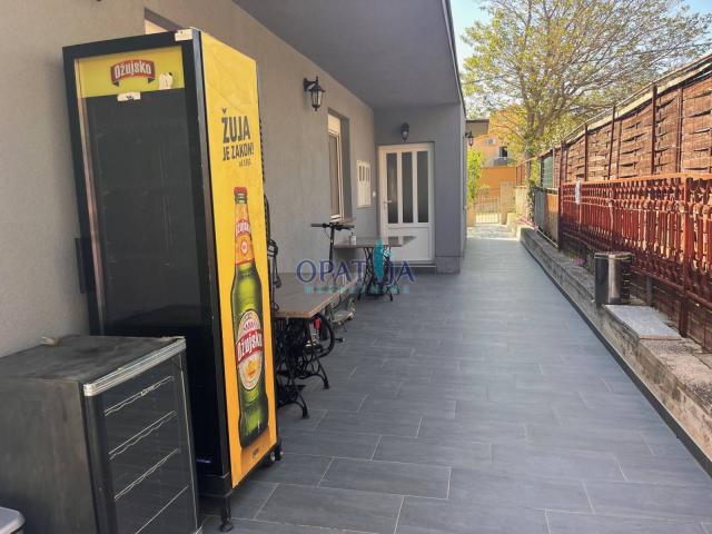 Vodice, kuća s 3 apartmana i velikom parcelom