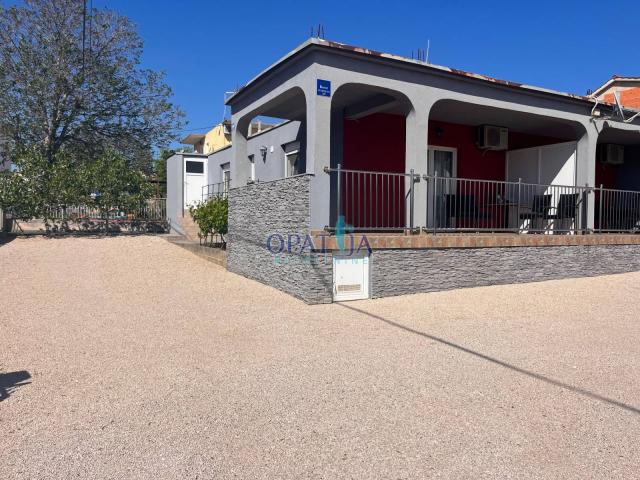 Vodice, kuća s 3 apartmana i velikom parcelom