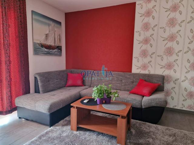 Vodice, kuća s 3 apartmana i velikom parcelom