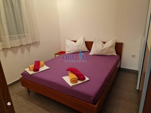 Vodice, kuća s 3 apartmana i velikom parcelom