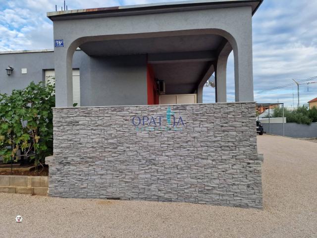 Vodice, kuća s 3 apartmana i velikom parcelom
