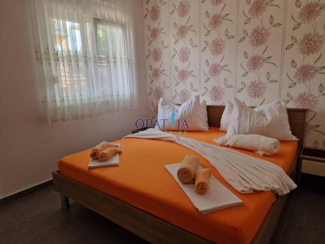 Vodice, kuća s 3 apartmana i velikom parcelom