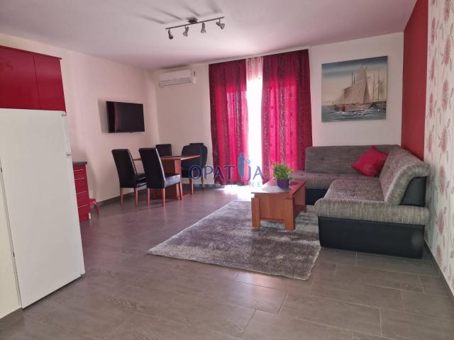 Vodice, kuća s 3 apartmana i velikom parcelom