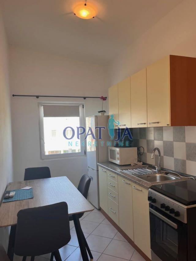 Vir, uredna kuća s 4 apartmana blizu mora